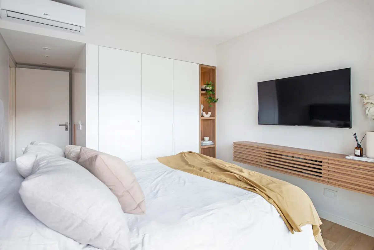 Dormitorio moderno con cama grande y almacenamiento empotrado — proyecto Depto Amenabar, por Ayelen Mayer Arquitectura, en Buenos Aires